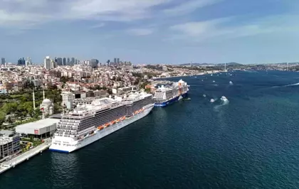 İstanbul Boğazı'nda İki Dev Kruvaziyer Gemisi Galataport Limanı'na Demir Attı