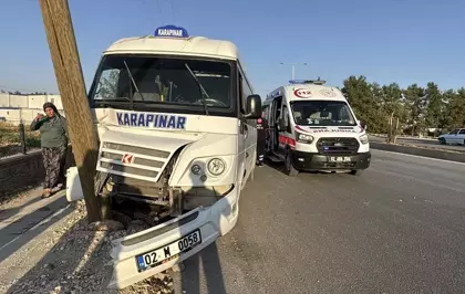 Adıyaman'da Minibüs Elektrik Direğine Çarptı: 8 Yaralı
