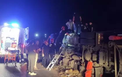 Balıkesir'de Devrilen Tırın Sürücüsü Yaralandı