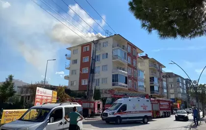 Burdur'da Apartman Çatısında Yangın Çıktı