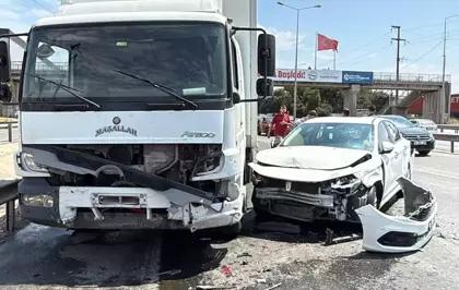 Kocaeli'nde Zincirleme Trafik Kazası: 2 Yaralı