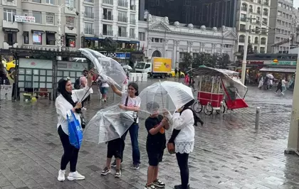 İstanbul'da Aniden Bastıran Sağanak Yağış Hayatı Olumsuz Etkiledi