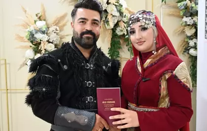 Osmaniye'de Genç Çift Geleneksel Kıyafetlerle Evlendi
