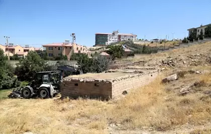 Van'da Ahır ve Metruk Yapıların Yıkımına Devam Ediliyor