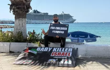 Aktivist Veysel Karahan'dan Kuşadası'nda İsrail'e Dikkat Çeken Eylem