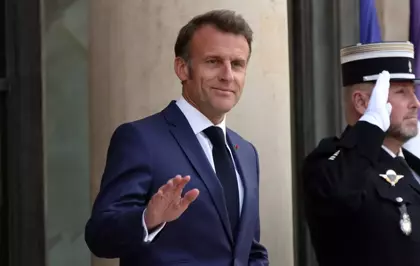 Fransa Cumhurbaşkanı Macron'un heykelini çaldılar