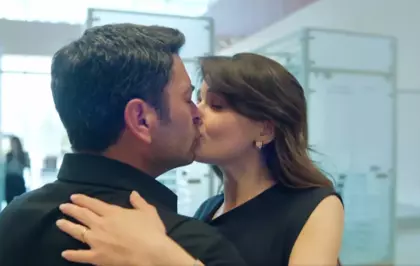 Uzak Şehir'de nefes kesen sahne! ''Sinem'le öpüşmem'' diyen Ozan Akbaba kural bozdu
