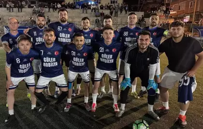 Geleneksel Futbol Turnuvasında Şampiyon Takım Cami İçin Bağışta Bulundu