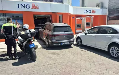 Cipin çarptığı otomobil bankaya girdi