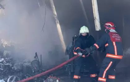 Adapazarı'ndaki Traktör Bayisinde Yangın Çıktı