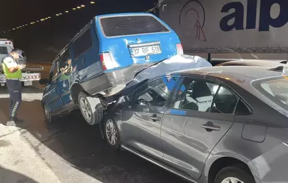 Kocaeli'de Zincirleme Kaza: Hamile Kadın Hastaneye Kaldırıldı