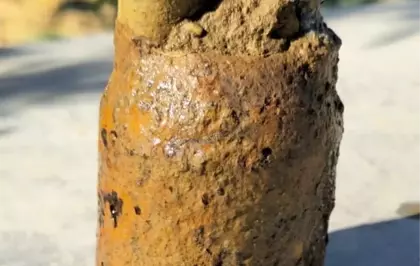 Manisa'da Çiftçi, Zeytin Bahçesinde Patlamamış Top Mermisi Buldu