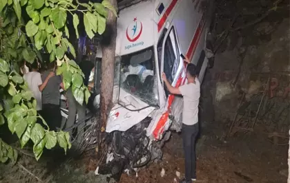 Bursa'da Ambulans ile Kamyonet Çarpıştı: 1 Ölü, 4 Yaralı