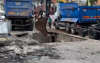 Hafriyat Kamyonu Yol Çökmesi Nedeniyle Çukura Düştü