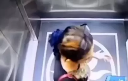 Asansör kapısını zorlayan kadın boşluğa düşerek hayatını kaybetti