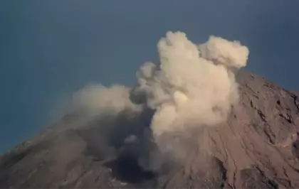 Endonezya'da Semeru Yanardağı'nda İki Patlama