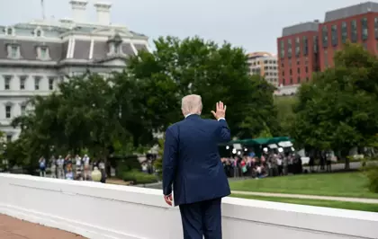 Trump Beyaz Saray'ın Çatısında Yürüyüş Yaptı