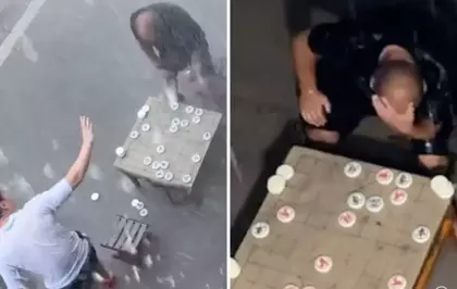 Satranç maçını kaybetti, dört saat yağmur altında yenilginin sebebini bulmaya çalıştı