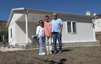 Eski manken Engin Koç, Sivas'taki köy evinde