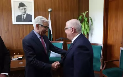 Bakan Güler, Pakistan Savunma Bakanı Asif ile bir araya geldi