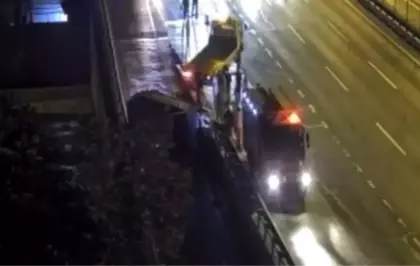 Eyüpsultan'da Minibüs Bariyere Çarparak Devrildi