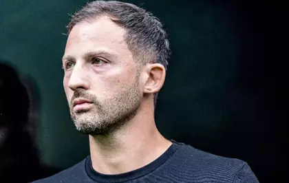 Eski Rus futbolcu Mostovoy, Tedesco'yu yerden yere vurdu