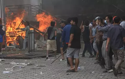 Nepal'de protestolar şiddetlendi! Eski başbakanın eşi yanarak can verdi