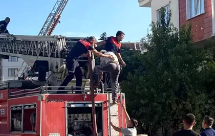 Burdur'da Apartman Çatısında Yangın Çıktı: Mahsur Kalan İşçi Kurtarıldı