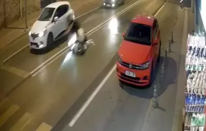 Motosiklet Caddeye Dökülen Yağ Nedeniyle Devrildi