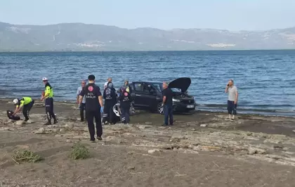 Akaryakıt Nedeniyle Göl'e Düşen Otomobilde Sürücü Hafif Yaralandı