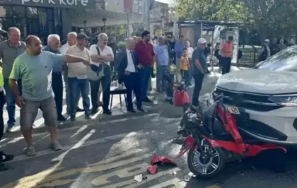 İki otomobilin arasında kağıt gibi ezildi! Motosiklet üzerindeki 2 kişi ölümden döndü