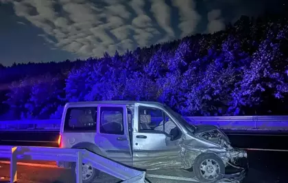 Ardahan'da bariyerlere çarpan hafif ticari araçtaki 4 kişi yaralandı