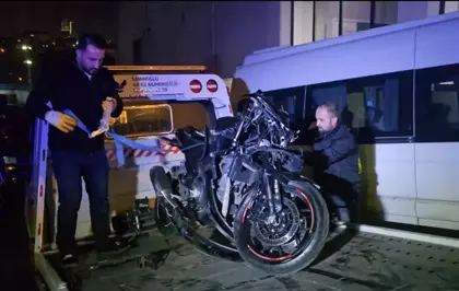 Ataşehir'de Yolcu Servisine Arkadan Çarpan Motosiklet Kazası