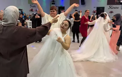 Down sendromlu 7 genç kız, temsili düğünde gelinlik giydi