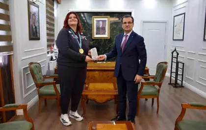 Kaymakam Güldoğan'dan şampiyon judocu Öztürk'e plaket