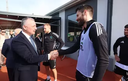 Kocaeli Büyükşehir Belediye Başkanı Büyükakın, Kocaelispor antrenmanını ziyaret etti