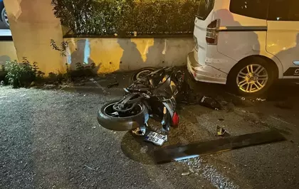Ataşehir'de yolcu servisine çarpan motosikletteki 2 kişi yaralandı