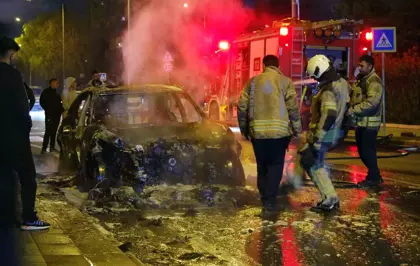 Küçükçekmece'de seyir halindeyken alev alan otomobil kullanılamaz hale geldi