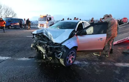 Kars'ta iki otomobilin çarpışması sonucu 6 kişi yaralandı