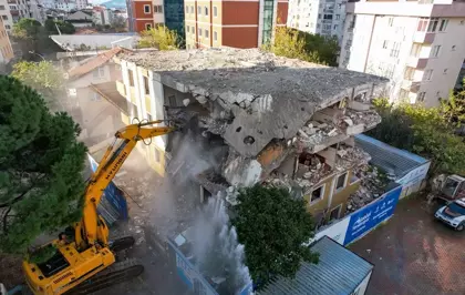 İBB, kentsel dönüşüme giren Maltepe'deki Kurtuluş Apartmanı'nda yıkım yaptı