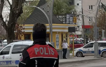 Kocaeli'de kendini taksi durağında bıçak ve silahla yaralayan kişi hastaneye kaldırıldı