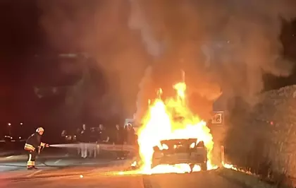 Samsun'da seyir halinde alev alan lüks otomobil kullanılamaz hale geldi