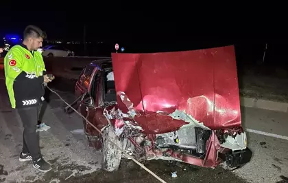 Uşak'ta hafif ticari araç ile otomobilin çarpışması sonucu 6 kişi yaralandı