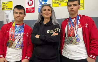 İkizler, öğretmenlerinin tavsiyesiyle başladıkları bilek güreşinde dünya ve Avrupa şampiyonu oldu