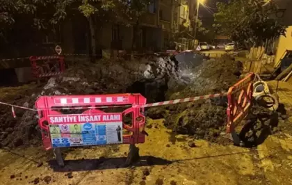 İstanbul'da yol çöktü! Bir işçi göçük altında kaldı