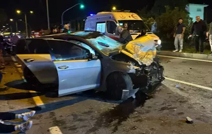 Otomobil ile motosiklet çarpıştı: 1 ölü, 2 yaralı