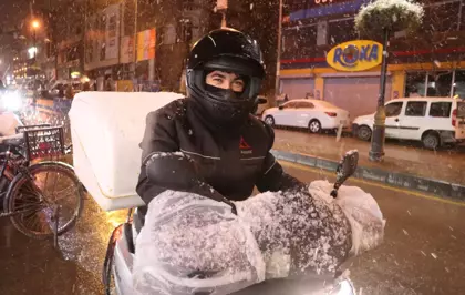 Van merkeze mevsimin ilk karı düştü