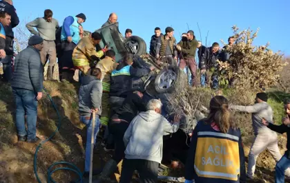 Manisa'da direğe çarpıp, şarampole devrilen otomobilin sürücüsü yaralandı