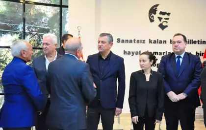 CHP Genel Başkanı Özgür Özel, Şehzadeler Belediye Başkanı Gülşah Durbay'ın ailesine taziye ziyaretinde bulundu