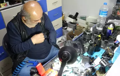 Dükkanında 41 yıldır biriktirdiği fotoğraf makinelerini sergiliyor